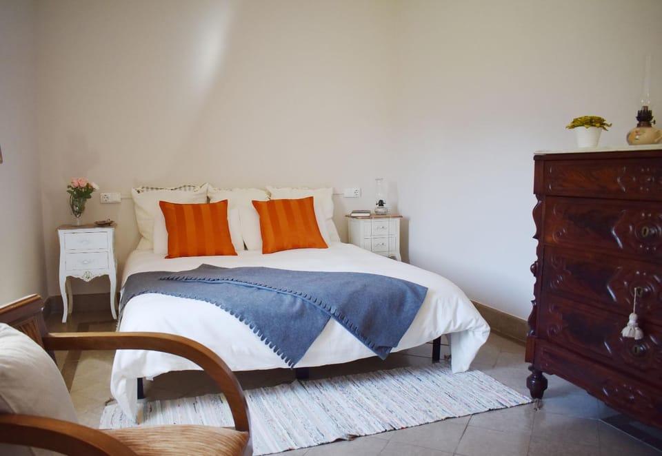 Bedroom, Text overlay