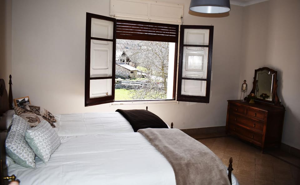 Bedroom, Text overlay