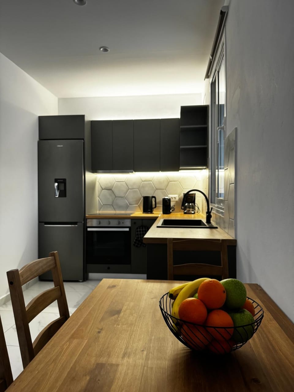 Kitchen or kitchenette, Dining area, oven