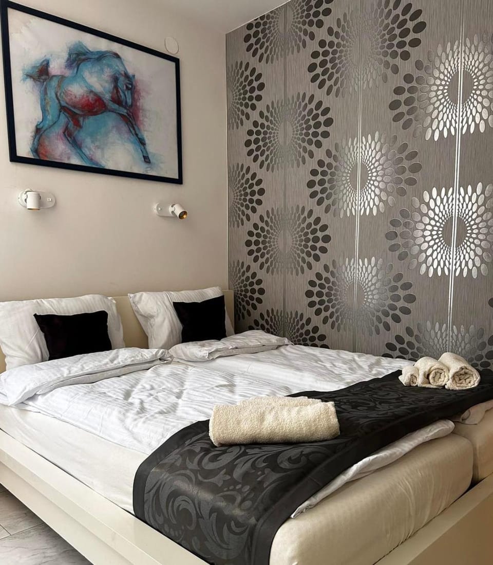 Bed, Bedroom, towels