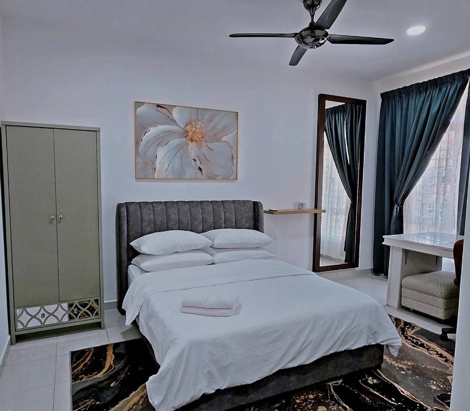 Bed, Photo of the whole room, Bedroom, fireplace, wardrobe