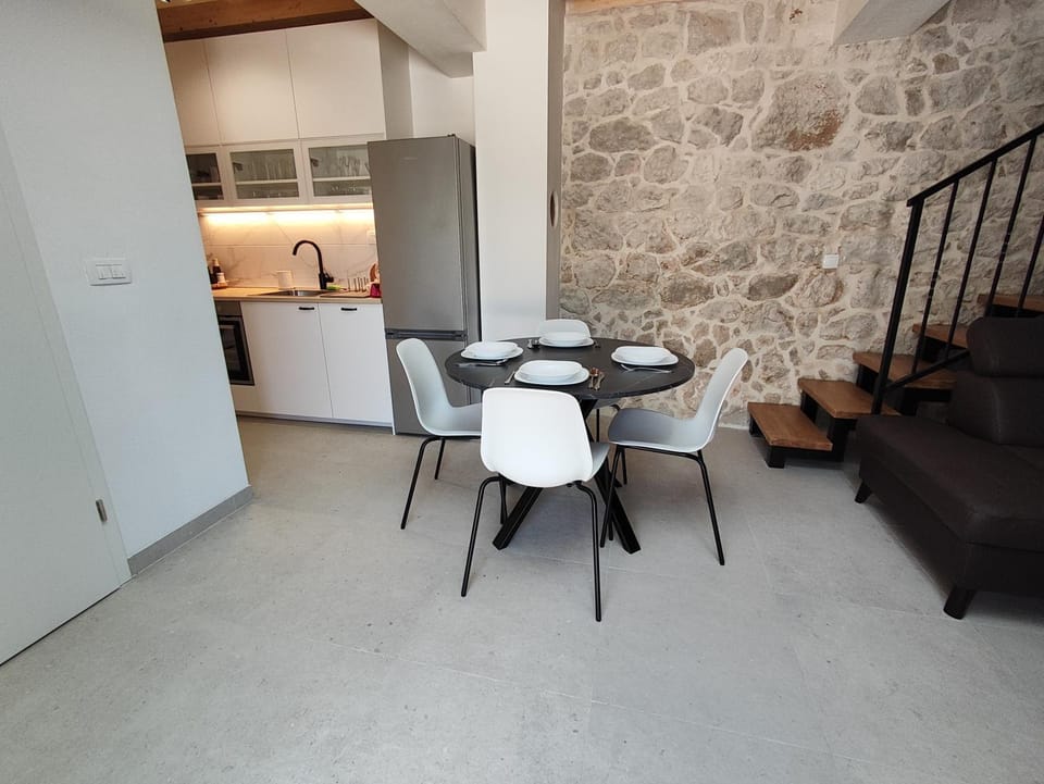 Kitchen or kitchenette, Living room, Seating area, Dining area
