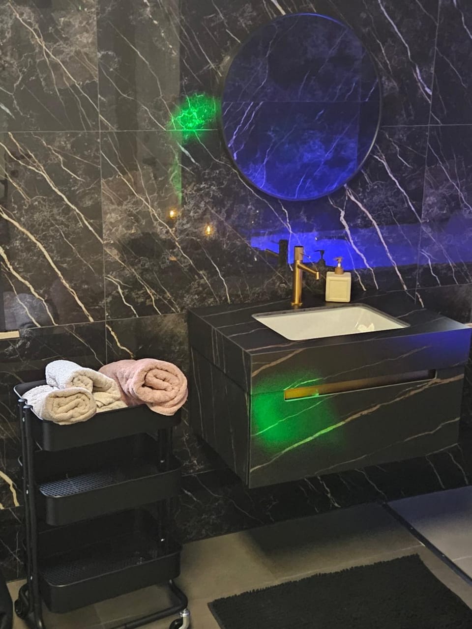 La Suite Gold Wellness Jacuzzi & Sauna Apartment in Wallonia, Belgium
