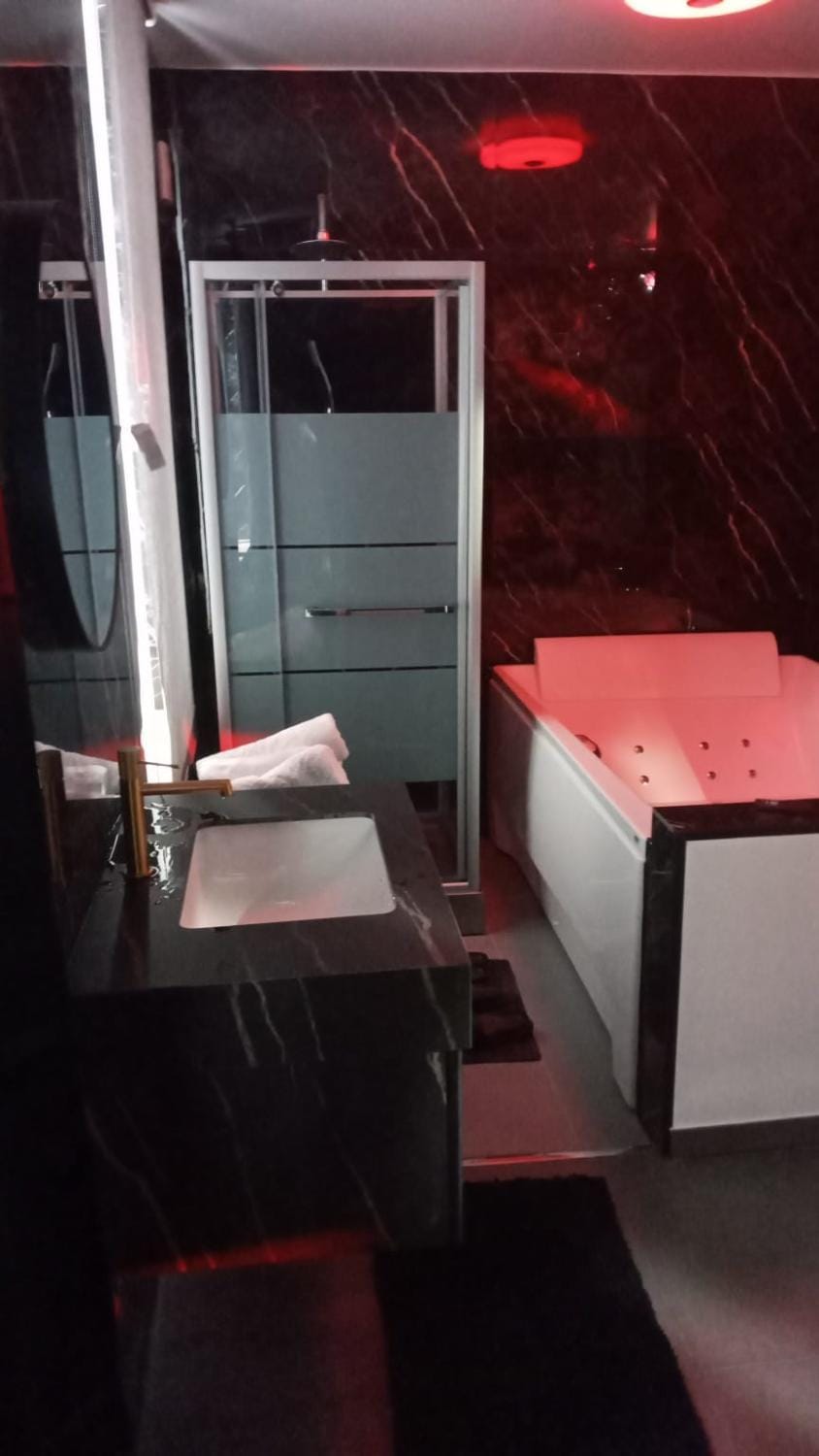 La Suite Gold Wellness Jacuzzi & Sauna Apartment in Wallonia, Belgium
