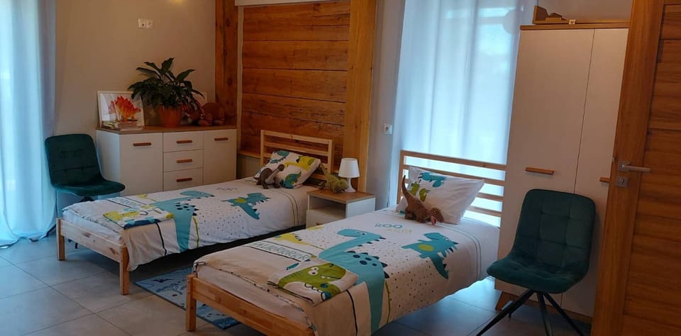 Bedroom, locker, towels