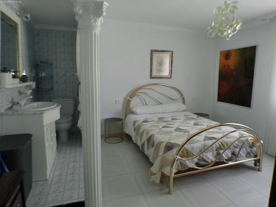 Bed, Bathroom, Photo of the whole room, Bedroom