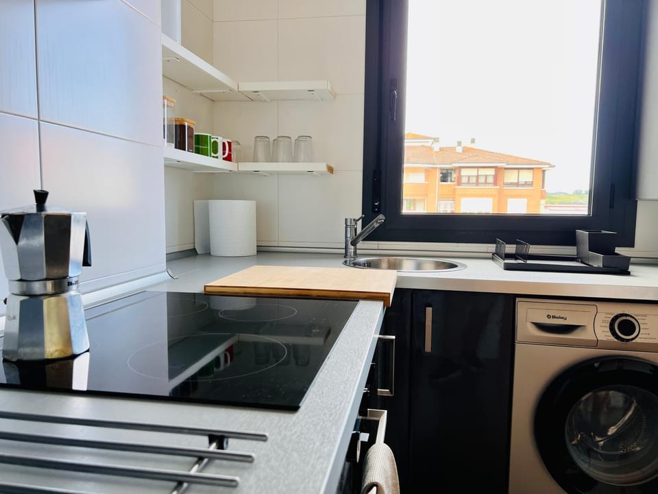 Coffee/tea facilities, Kitchen or kitchenette, oven, stove, washing machine
