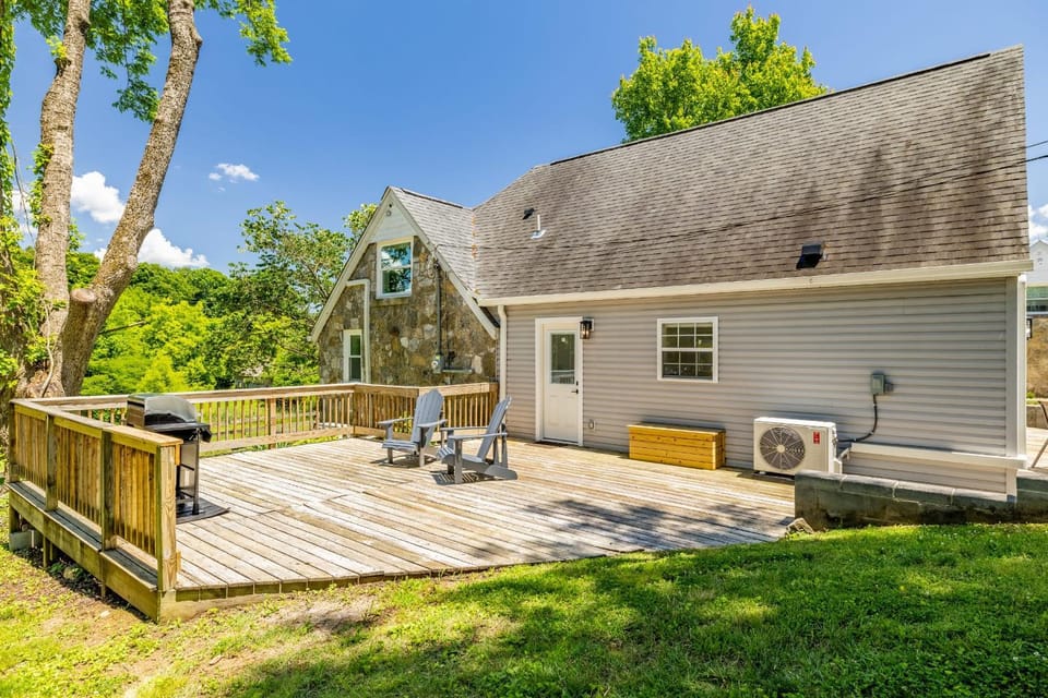 Tranquil Mountain Escape Luxurious 2 Bedroom 2 Bath Cottage on 9 Acres House in Maryville