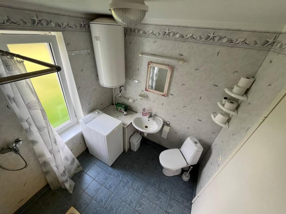 Shower, Toilet