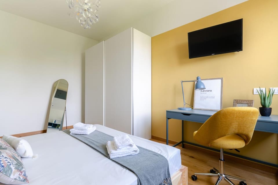 Bed, Photo of the whole room, Seating area, Bedroom