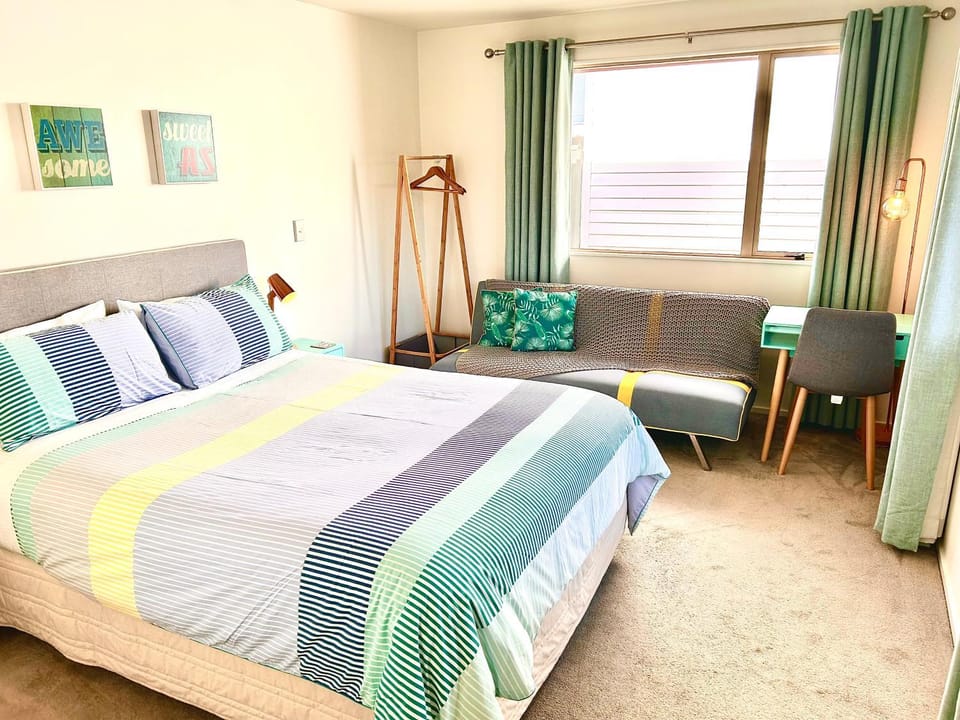 Bed, Seating area