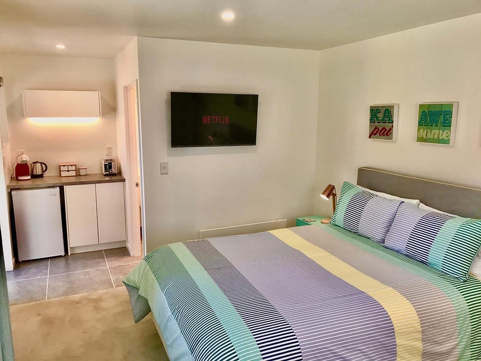 Bed, TV and multimedia, Kitchen or kitchenette, Bedroom