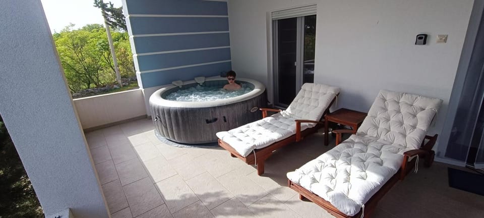 Patio, Hot Tub, Hot Tub, Balcony/Terrace, Seating area, sunbed