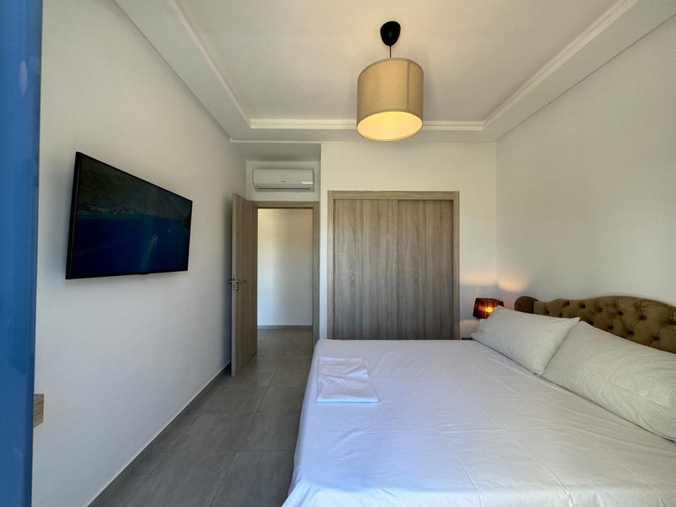 Bed, TV and multimedia, Photo of the whole room, Bedroom, wardrobe, air conditioner