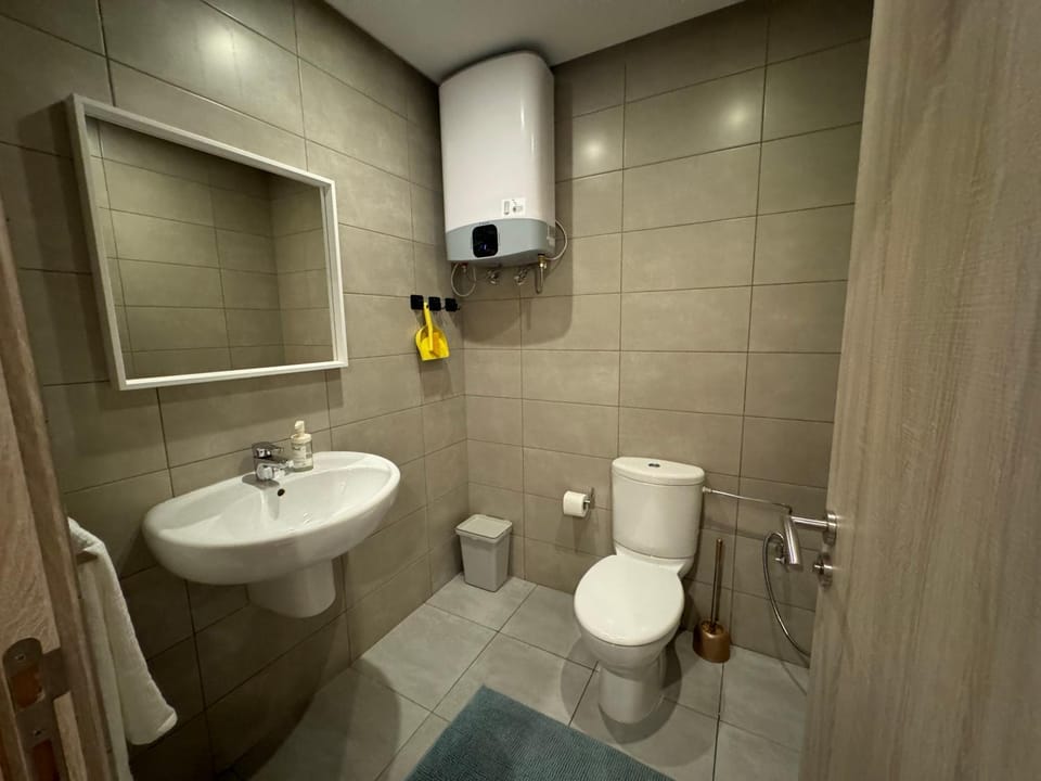 Shower, Toilet, Bathroom, bidet, towels