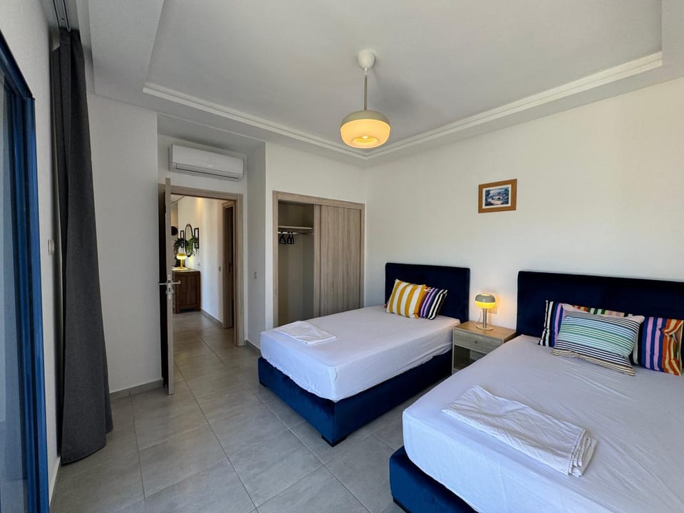 Bed, Photo of the whole room, Bedroom, wardrobe, air conditioner
