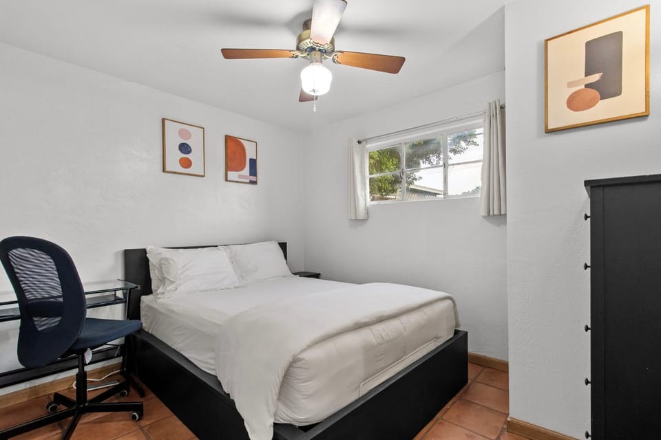 Sunlit Palm Cottage in Uptown Phoenix Apartment in Phoenix