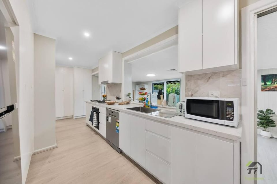 Nederland Lady's Next in Beacon Hill Villa in Sydney