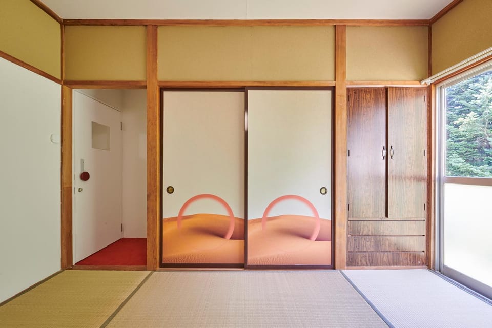 Photo of the whole room, Decorative detail