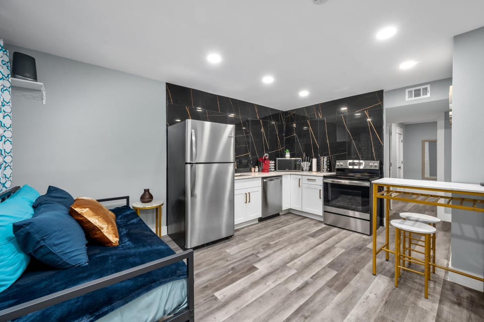 Warm Heights 2BR with Pool & Free Parking Apartment in Houston