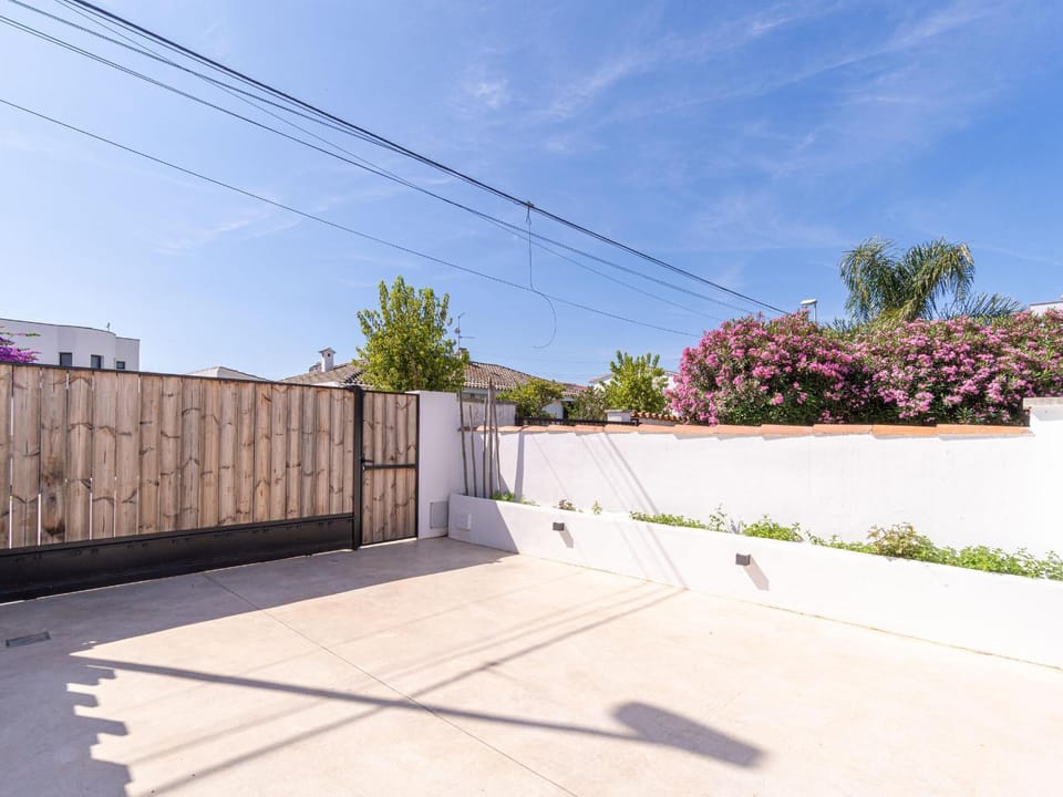 Villa Contemporánea con Piscina en Empuriabrava - HISP-288-65 Villa in Alt Empordà