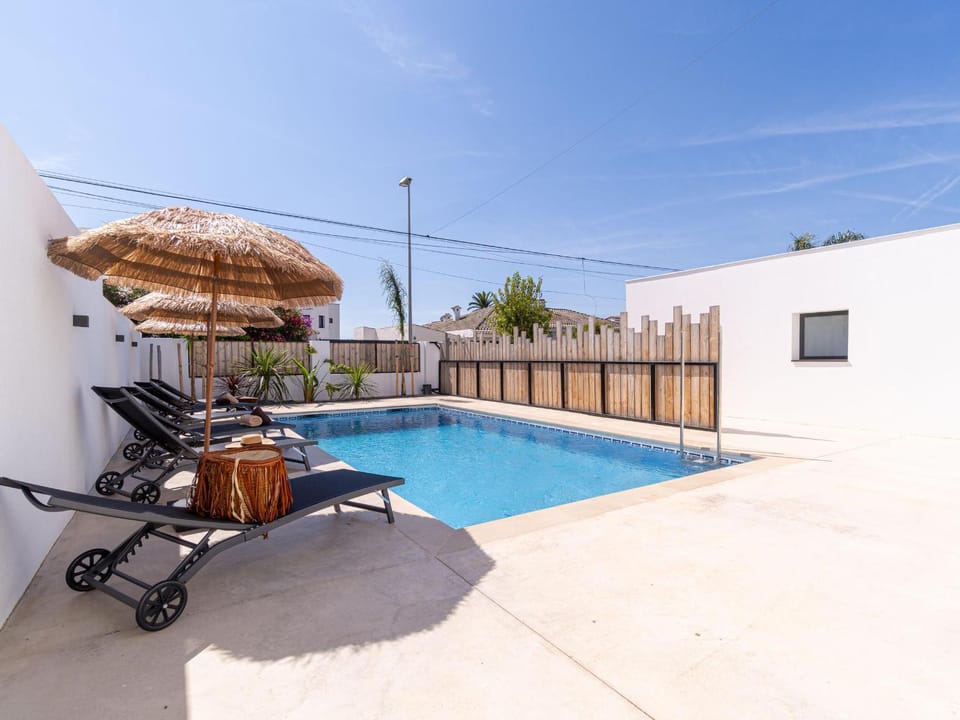 Villa Contemporánea con Piscina en Empuriabrava - HISP-288-65 Villa in Alt Empordà