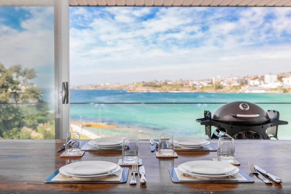 Ocean view luxury 3 bedroom home with balcony Apartment in Sydney