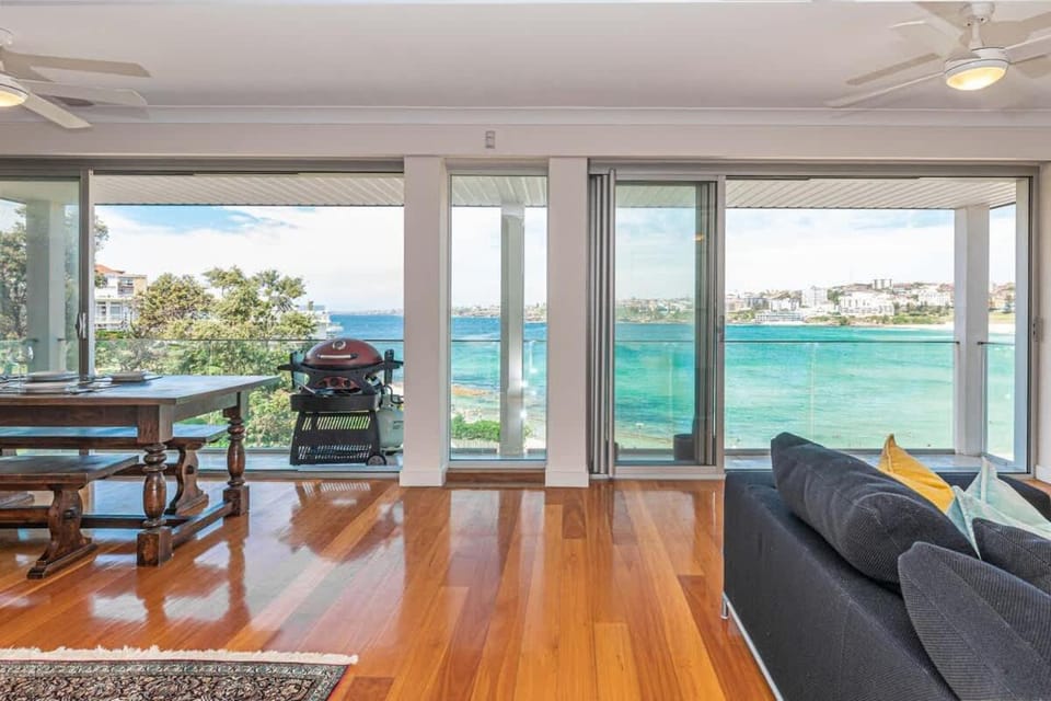 Ocean view luxury 3 bedroom home with balcony Apartment in Sydney