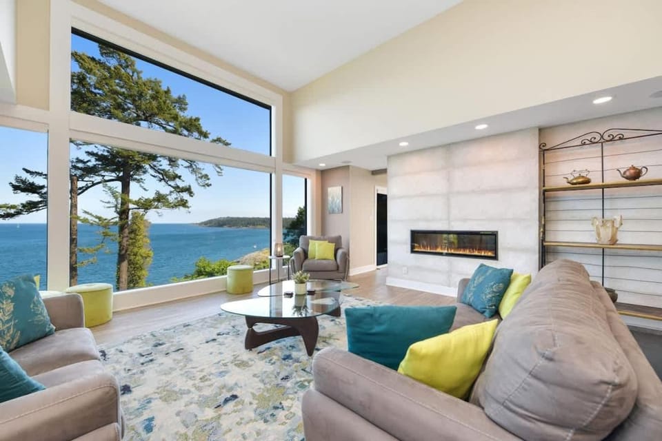 Oceanfront Oasis House in Vancouver Island