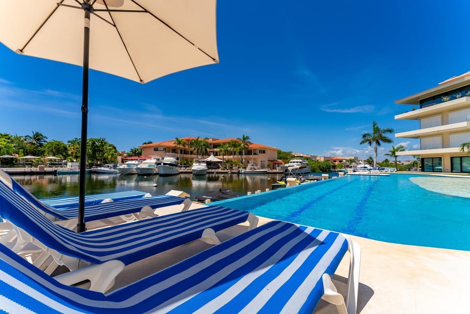 Property building, Day, Pool view, Swimming pool, sunbed