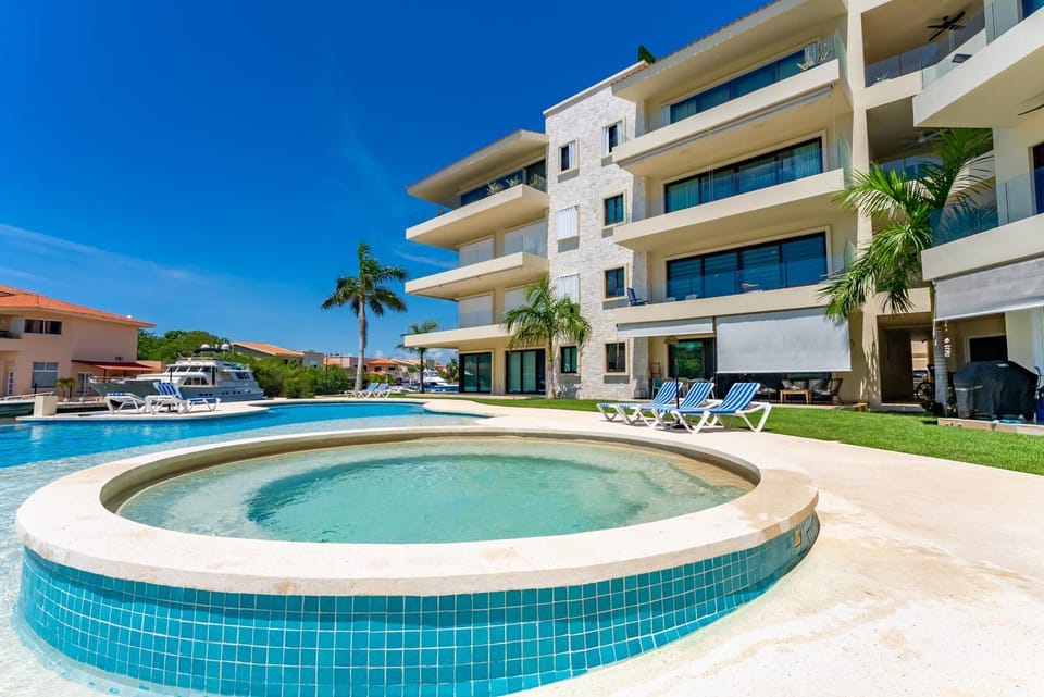 Property building, Patio, Day, Hot Tub, Pool view, Swimming pool, sunbed
