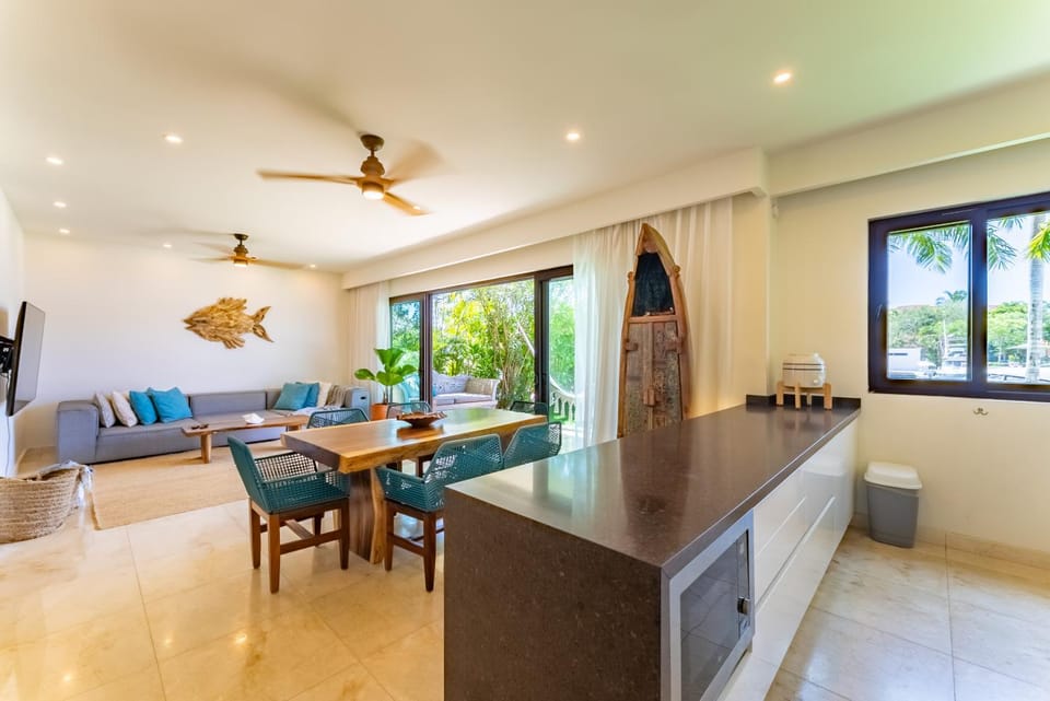 Living room, Seating area, Dining area, fireplace
