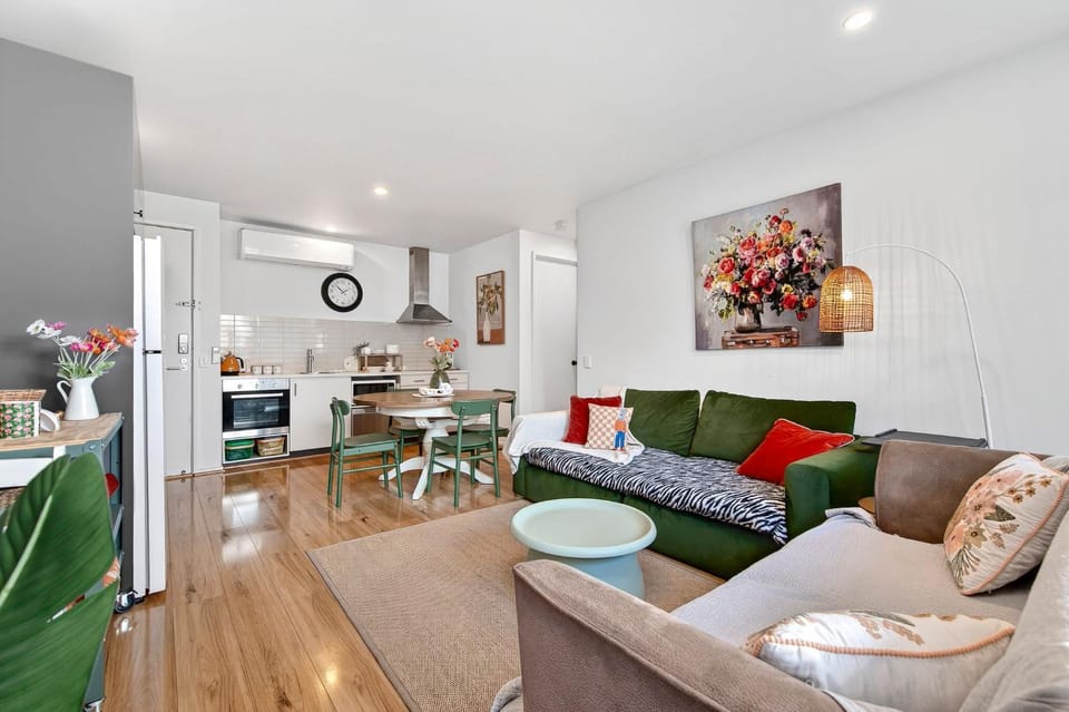 TV and multimedia, Kitchen or kitchenette, Living room, Seating area, Dining area