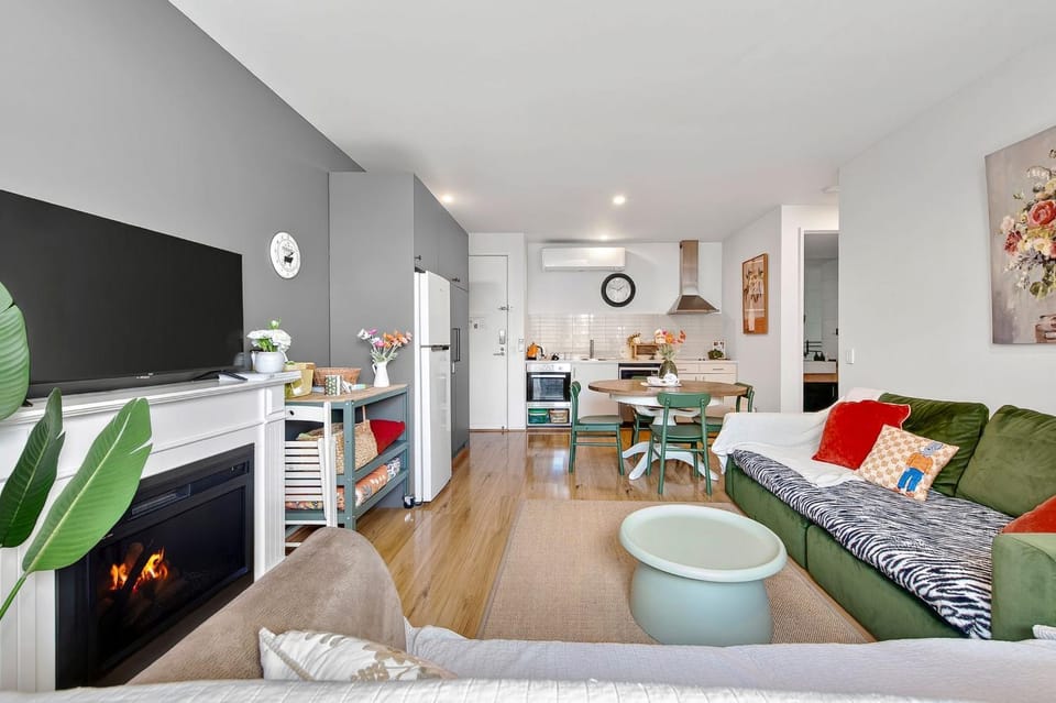 TV and multimedia, Kitchen or kitchenette, Living room, Seating area, Dining area, oven, stove