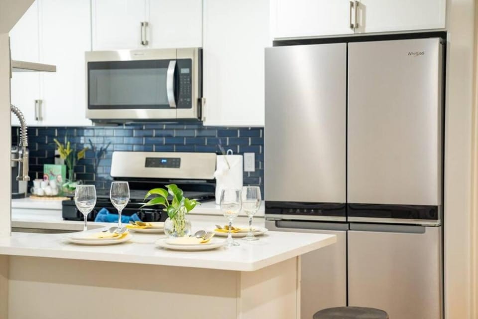 Breezy 3BR Boston Apt - Bathtub, Parking, TV, Walk to Train 803 Apartment in Quincy