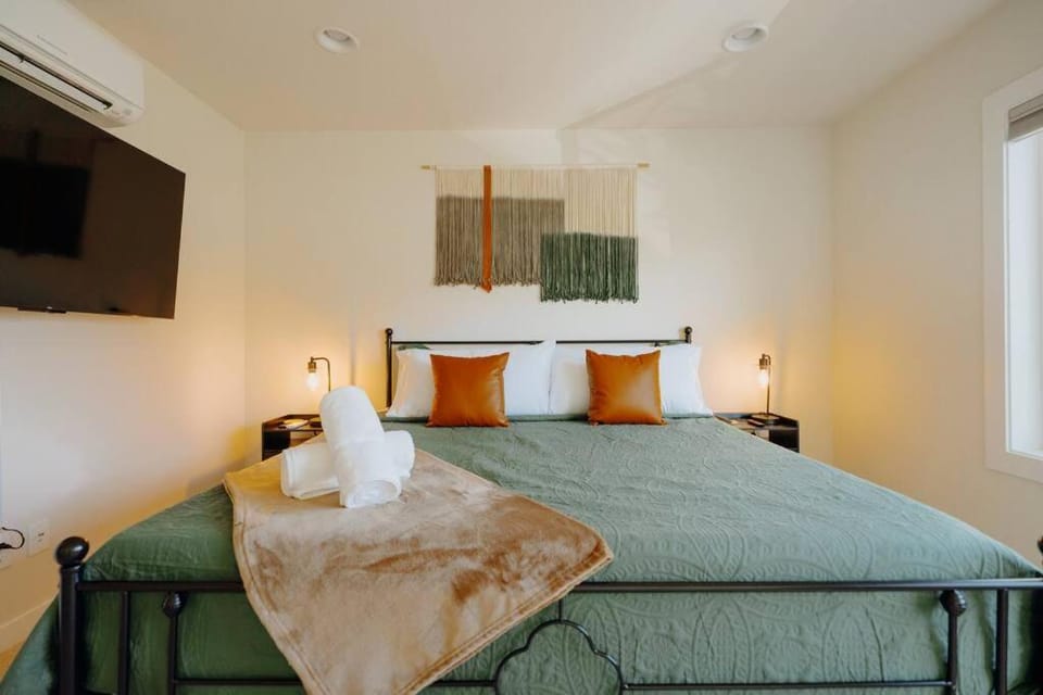 Bed, TV and multimedia, Bedroom