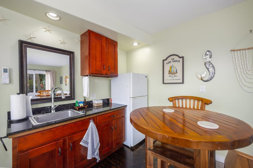 Kitchen or kitchenette, Seating area, Dining area