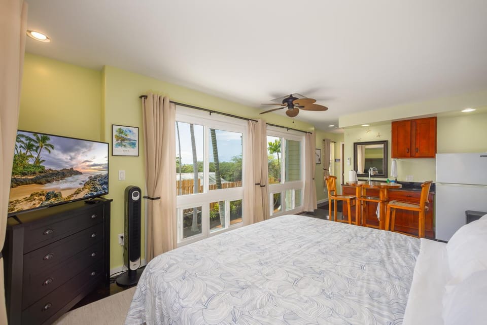Bed, Natural landscape, TV and multimedia, View (from property/room), Kitchen or kitchenette, Photo of the whole room, Seating area, Dining area, Bedroom