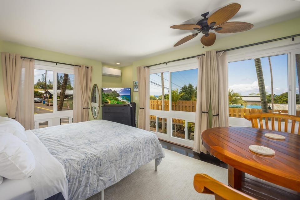 Bed, Natural landscape, TV and multimedia, View (from property/room), Photo of the whole room, Seating area, Dining area, Bedroom