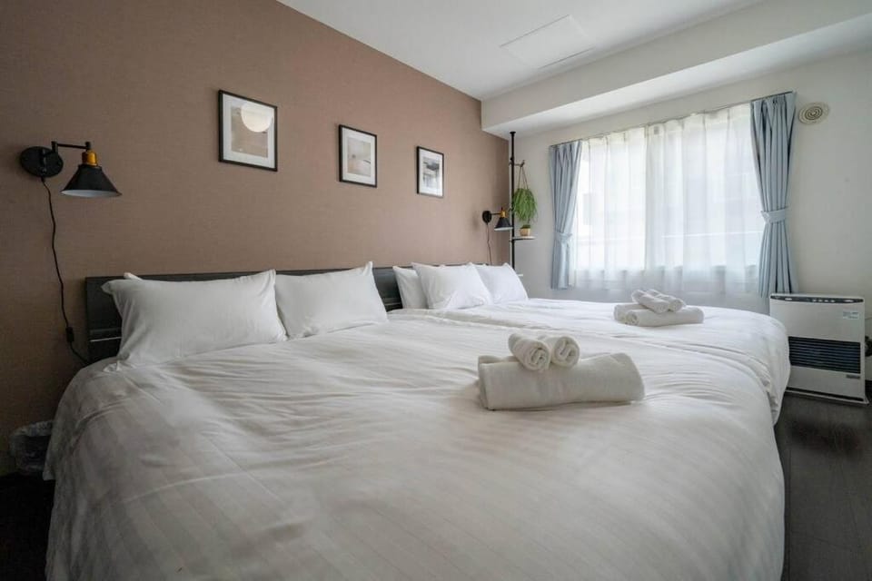 Bed, Bedroom, towels