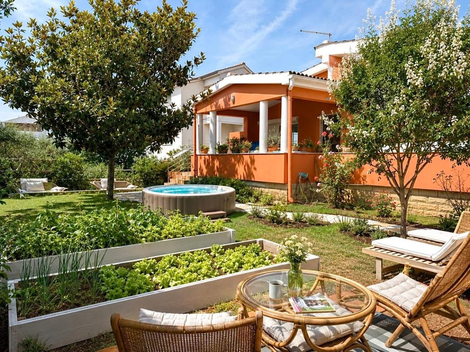 Luna Mediteran Garden Home - Jacuzzi & Gym Apartment in Zadar