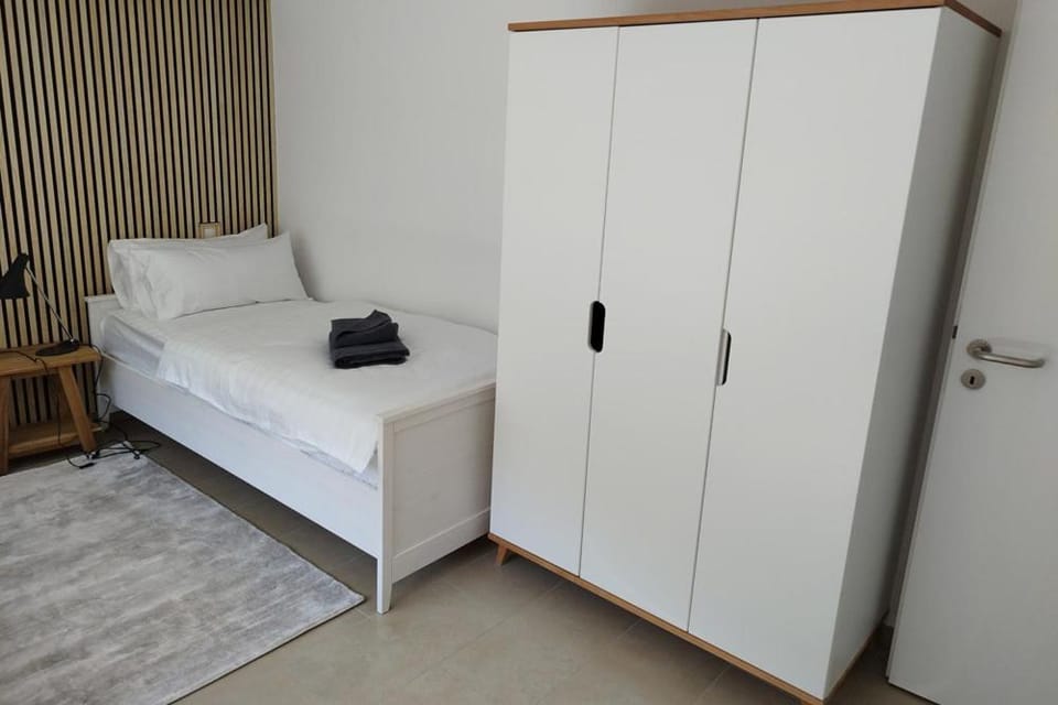 Photo of the whole room, Bedroom, wardrobe