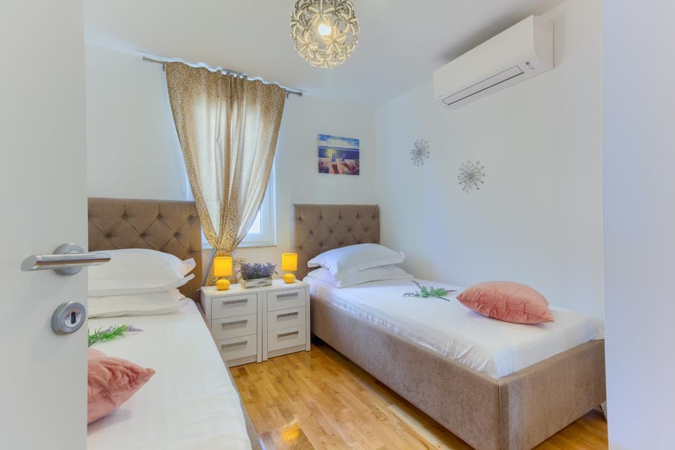 Bed, Bedroom, air conditioner