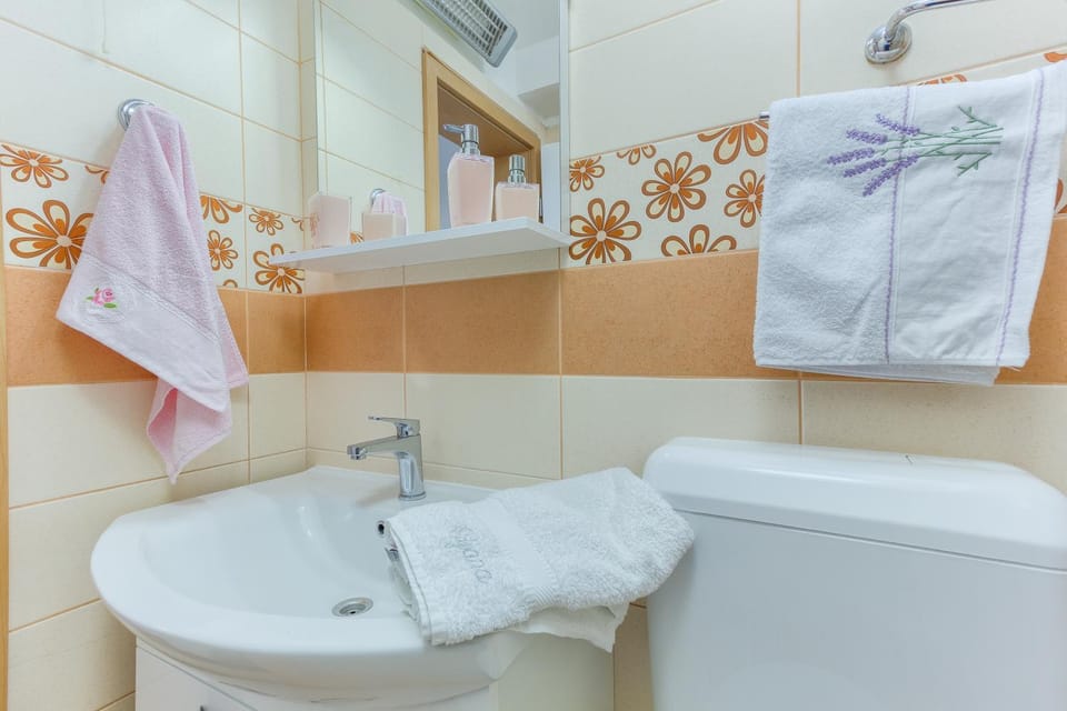 Toilet, Bathroom, towels