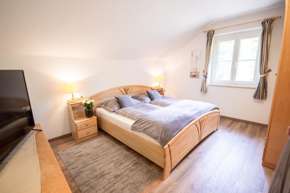 Bed, TV and multimedia, Bedroom