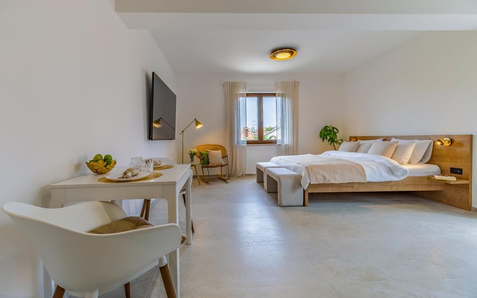 Bed, Seating area, Bedroom
