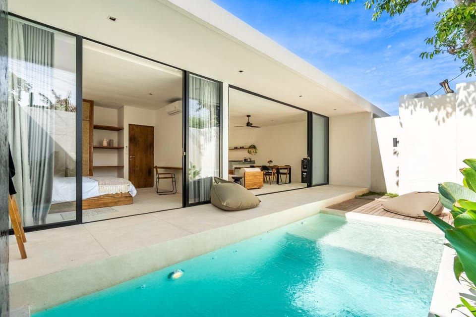 Property building, Balcony/Terrace, Pool view, Swimming pool
