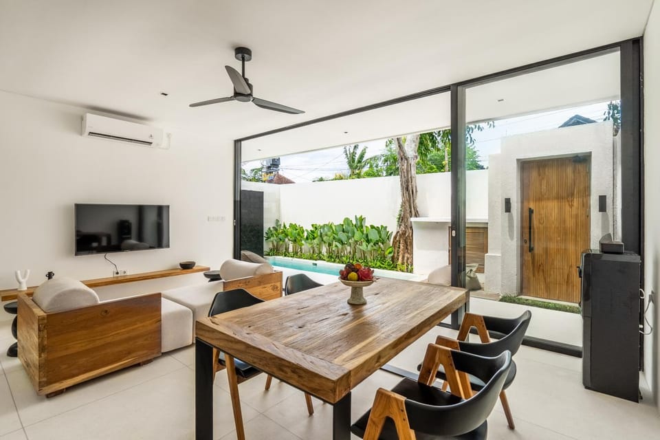 Living room, Seating area, Seating area, Dining area, air conditioner