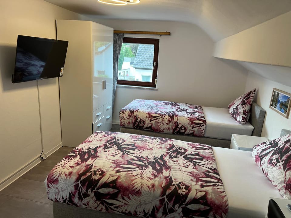 Bed, TV and multimedia, Bedroom