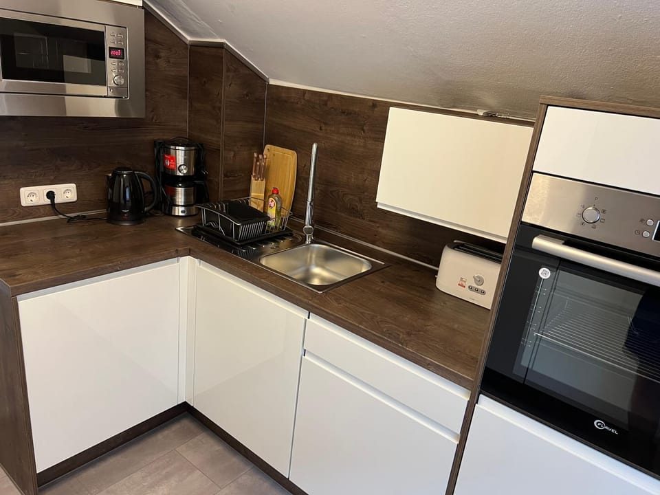 Kitchen or kitchenette, dishwasher